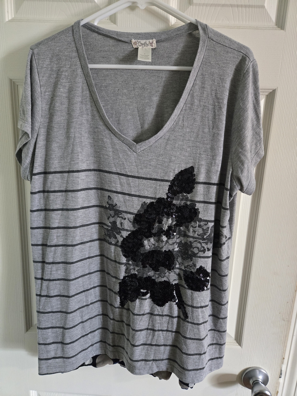 Torrid Crafty Gray Striped Sequin Flower V-Neck Tee Top Size 2 2X
